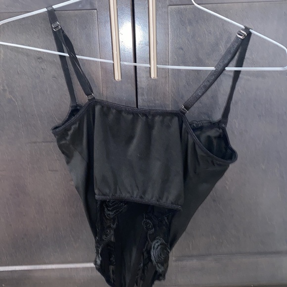 Women’s black top - Picture 2 of 4